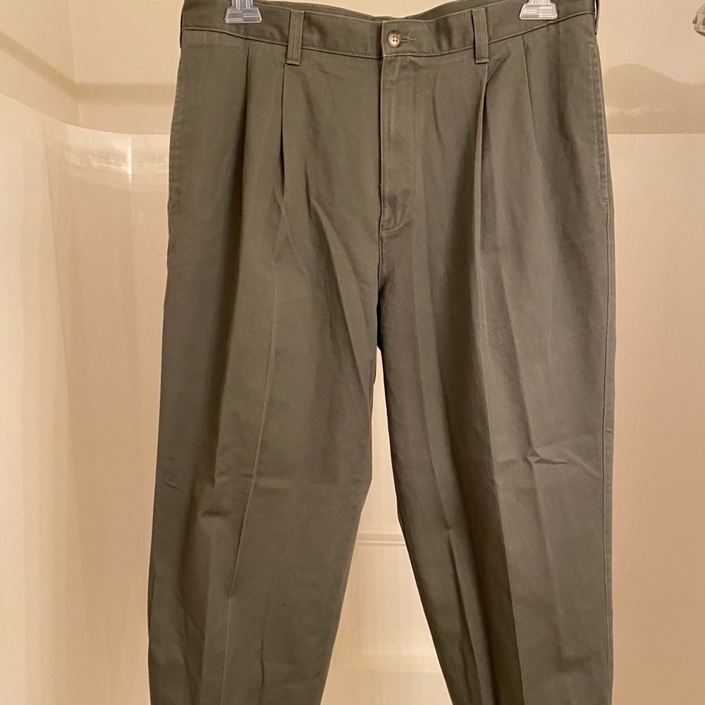 Men’s Van Heusen khaki style pants